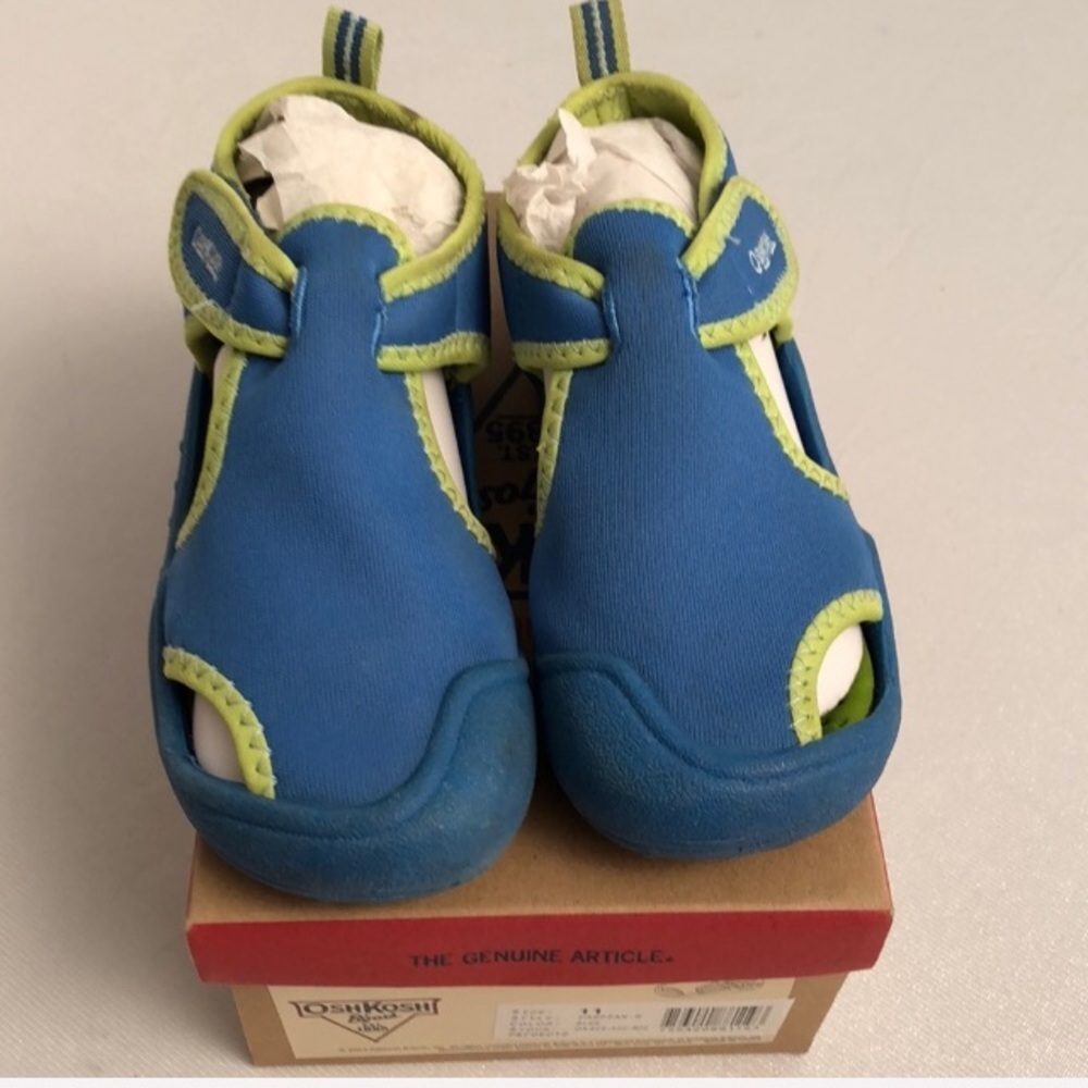 Osh Koch turquoise and yellow closed toe water shoes